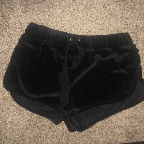 Black velvet shorts - Picture 3 of 3